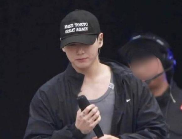 그룹 방탄소년단(BTS)의 멤버 정국이 13일 경기 고양시 서구 고양종합운동장 주경기장에서 '도쿄를 다시 위대하게(MAKE TOKYO GREAT AGAIN)'라는 문구가 적힌 모자를 착용한 채 리허설을 하고 있다.  [사진=온라인 커뮤니티]