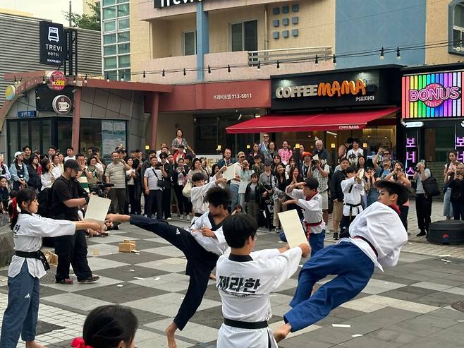 제주시 누웨마루 거리에서 펼쳐진 태권도 시범 공연이 해외 입양인 참가자들과 시민 모두의 이목을 집중시켰다. (제주관광공사 제공)