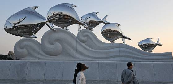 전남 신안군 지도읍 신안갯벌타운에 있는 병어 조형물. 이곳에서 매년 6월 ‘섬 병어축제’가 열린다. 사진 신안군