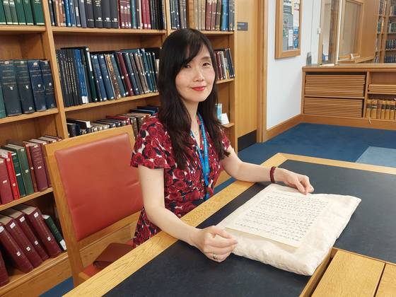 영국 케임브리지대 도서관 한국학 일본학 부서장 오지연 사서가 자신이 도서관의 해리 파크스 아카이브에서 발견한 김옥균의 친필 한글 서한을 펼쳐놓고 있다. 2025년 6월 케임브리지대 도서관 해리 파크스 아카이브에서 촬영. [사진 오지연]