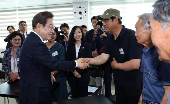 이재명 대통령이 13일 경기도 파주시 장단면 행정복지센터에서 접경지 주민 간담회 참석자들과 인사하고 있다. 대통령통신사진기자단