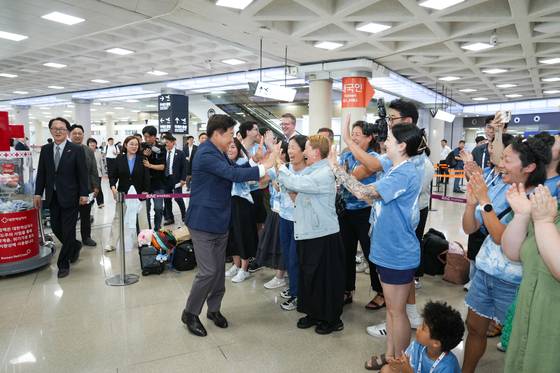 오영훈 제주지사가 지난 11일 '제주와 함께하는 마음의 고향 여행' 환송회에서 참가자들과 작별 인사를 하고 있다. 사진 제주관광공사