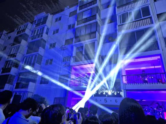 지난 7일 밴드 솔루션스의 공연이 열린 인왕아파트. 한은화 기자