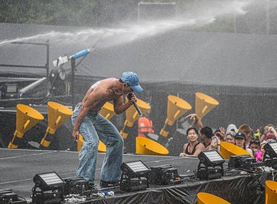 담백하게, 자신만의 표현으로 워터밤에서 공연을 하고 있는 백호 사진 백호 인스타그램