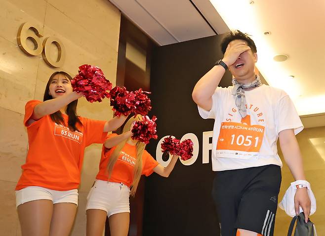 60층 피니시 라인에 도착한 참가자. 뉴스1