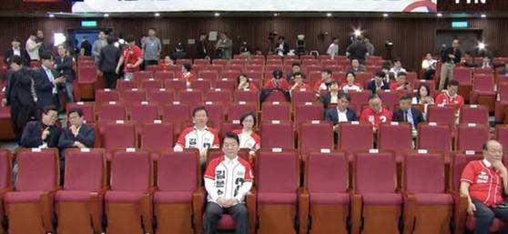 3일 출구조사 발표 후 국민의힘 주요 지도부가 자리를 뜬 가운데 개표방송을 지켜보는 안철수 의원. [사진 국민의힘 유튜브 캡처]