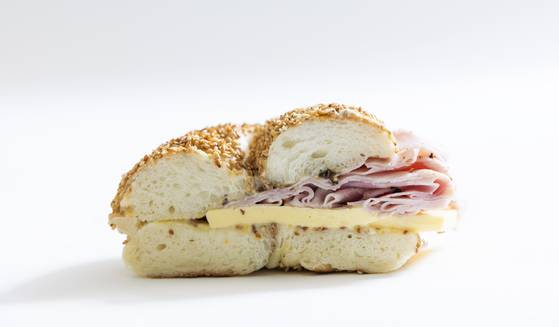 담백한 맛의 베이글을 반으로 갈라 잠봉햄, 버터, 쪽파, 치즈 크림 등 다양한 맛을 가미한 ‘런던 베이글 뮤지엄’의 베이글. 최영재 기자