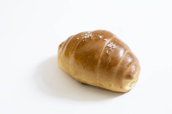 속에 버터를 넣고 구워 겉은 바삭하고 안은 촉촉한 빵 위에 소금을 뿌린 ‘소금빵’. 최영재 기자