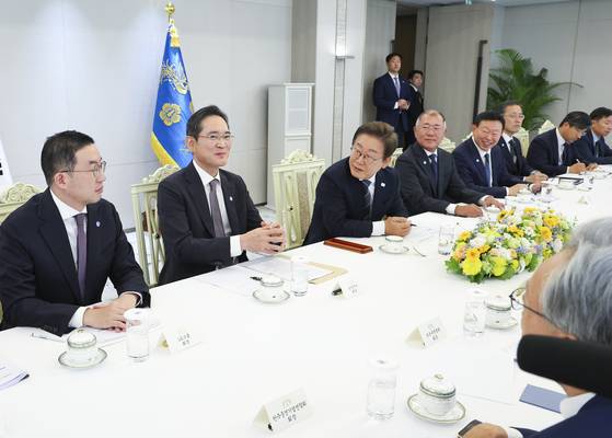 이재명 대통령이 13일 서울 용산 대통령실에서 5대 그룹 총수 및 경제 6단체장과 취임 후 첫 간담회를 갖고 경제 성장 방안을 논의했다. 왼쪽부터 구광모 LG그룹 회장, 이재용 삼성전자 회장, 이 대통령, 정의선 현대차그룹 회장, 신동빈 롯데그룹 회장, 이형일 기재부 1차관. [연합뉴스]