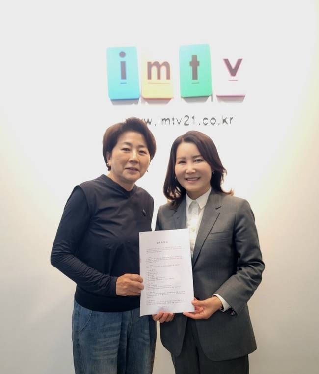 ▲ 드라마 제작사 아이엠티브이(대표 이영숙)와 전정희 작가가 지난 10일 장편소설 ‘복수초’의 영상화 계약을 체결한 후 기념촬영을 하고 있다.