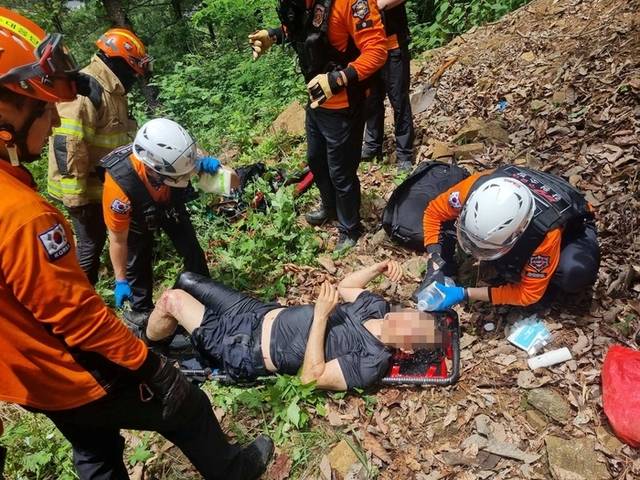▲ 14일 오전 11시 18분쯤 횡성군 강림면 강림리 야산에서 작업을 하던 포크레인이 30여m 아래 계곡으로 추락한 가운데 119구조대원들이 포크레인 작업자를 구조하고 있다.