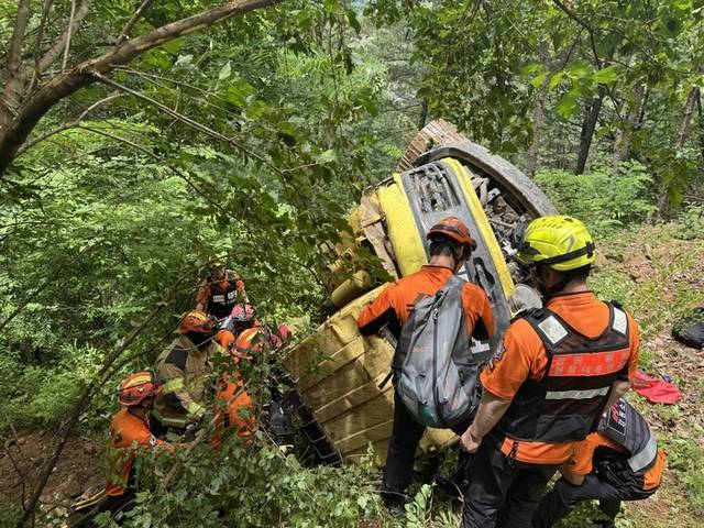 ▲ 14일 오전 11시 18분쯤 횡성군 강림면 강림리 야산에서 작업을 하던 포크레인이 30여m 아래 계곡으로 추락하는 사고가 발생했다.