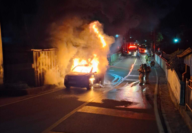 ▲ 지난 13일 오후 10시 26분쯤 삼척시 사직동의 한 주택가 골목길에서 술에 취한 50대 A씨가 주택가 골목길에 불을 질러 인근에 주차돼 있던 A씨 본인의 차량이 전소됐다. 강원소방본부 제공