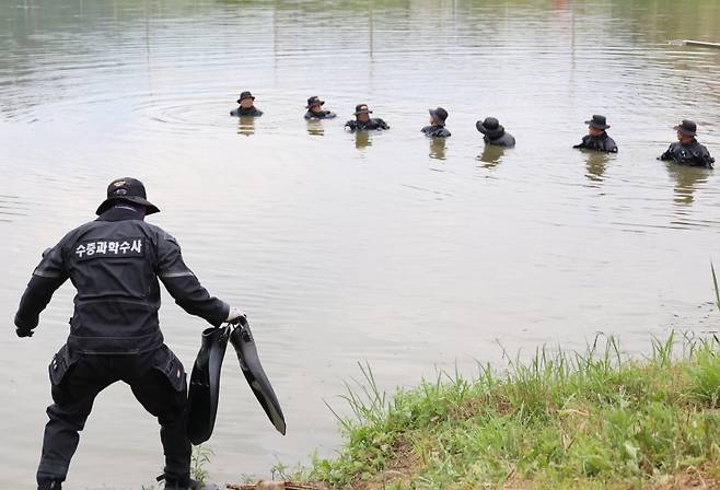 ▲ 대구 스토킹 살해범에 대한 추적이 나흘째 이어지고 있는 가운데, 경찰이 그가 잠적한 야산 인근에 위치한 충북 청주시 강내면의 한 저수지에서 13일 오후 수중 수색 작업을 진행하고 있다. [연합뉴스]