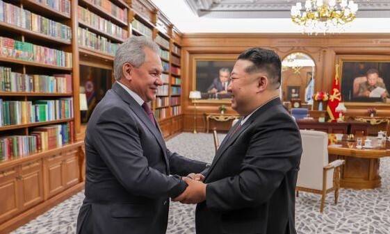 세르게이 쇼이구 러시아 국가안보회의 서기와 김정은 위원장