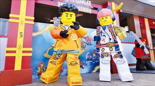 레고는 닌자고 등 인기 캐릭터를 개발해 팬층을 넓히고 있다. 강원 춘천 레고랜드코리아에서 닌자고 복장을 한 직원들이 포즈를 취하고 있다. /한경DB