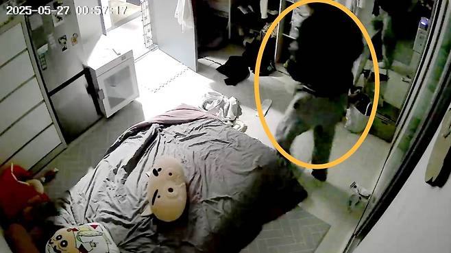 지난달 경북 안동시 용상동의 한 아파트에서 30대 남성이 20대 여성들의 집에 몰래 침입해 속옷을 뒤지는 모습. 피의자는 한 시간 동안 네 차례나 집을 드나들며 수상한 행동을 반복했다. 독자 제공