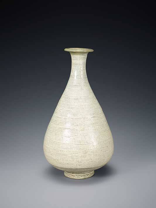 분청사기 인화·분장무늬 병과 백자 병.