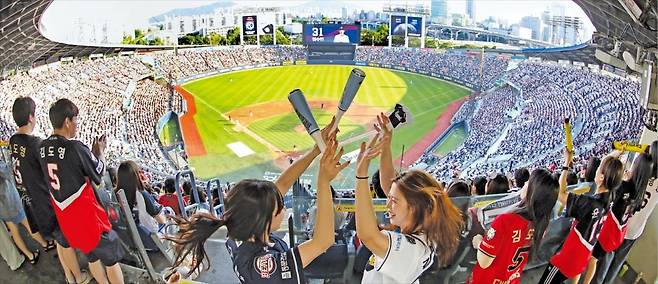 지난 3일 서울 잠실야구장에서 열린 ‘2025 신한 SOL뱅크 KBO리그’ 기아 타이거즈와 두산 베어스의 경기가 관중으로 가득 찼다.  이솔 기자