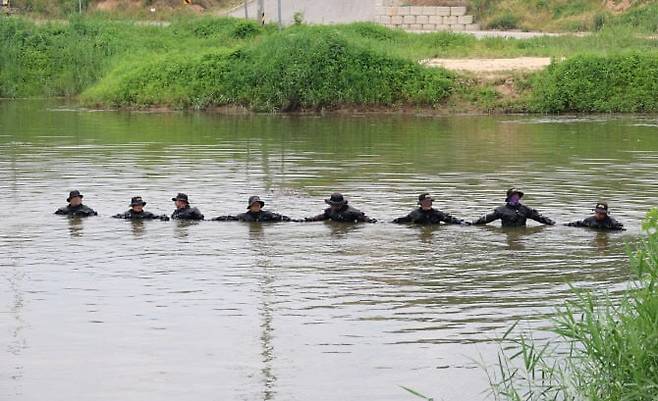대구 스토킹 살해범에 대한 추적이 나흘째 이어지고 있는 가운데 경찰이 그가 잠적한 야산 인근에 위치한 충북 청주시 강내면의 한 저수지에서 지난 13일 오후 수중 수색 작업을 진행하고 있다. 연합뉴스