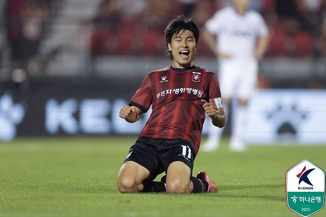 부천FC1995 공격수 박창준이 14일 부천종합운동장에서 열린 서울이랜드와 프로축구 K리그2 16라운드 경기에서 역전 결승골을 터뜨린 뒤 세리머니를 하고 있다. 한국프로축구연맹 제공