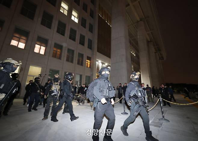 윤석열 전 대통령이 비상계엄을 선포한 이튿날인 지난해 12월4일 계엄군이 서울 여의도 국회의사당 본청 앞을 점거하고 있다. 성동훈 기자