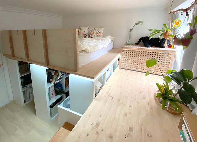 기존 벙커의 목재를 재사용해 만든 벙커 침대.