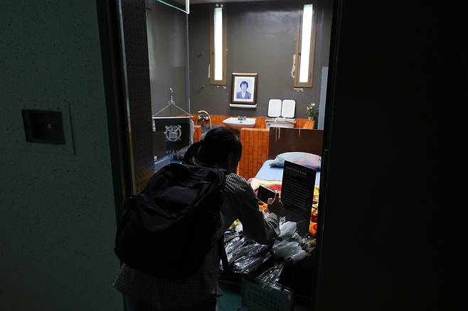 <6·10 민주항쟁 38주년...민주화운동기념관서 만나는 그날의 박종철>  6·10 민주항쟁 38주년인 10일 서울 용산구 민주화운동기념관(옛 남영동 대공분실)에서 한 시민이 박종철 열사가 고문을 받다 숨진 509호 조사실을 둘러보고 있다. 1970~80년대 민주화운동가들이 고문과 인권 유린을 당했던 옛 남영동 대공분실은 이날 ‘민주화운동기념관’이라는 이름으로 새롭게 문을 열었다. 권도현 기자