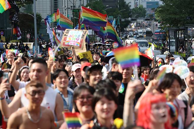 14일 서울 종로구 종각역에서 제26회 퀴어퍼레이드 참가자들이 을지로 입구까지 행진하고 있다. 연합뉴스