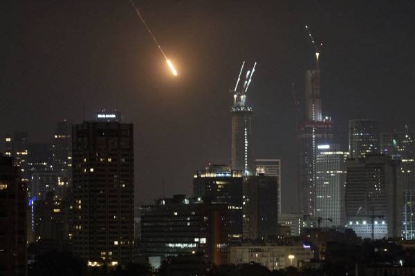 이스라엘 텔아이브 상공에서 포착된 이란 발사 미사일. AP연합뉴스