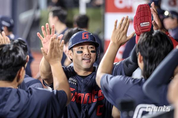 올 시즌 프로야구 평균 경기 시간이 줄었다. 10개 구단 중 롯데는 가장 오래 경기를 하는 팀으로 확인됐다. 사진은 지난 12일 KT전에서 득점한 롯데 전준우가 축하를 받는 모습. 롯데 자이언츠 제공