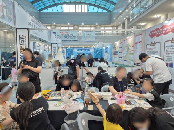 14일 부산 기장군청 로비에서 열린 2025년 기장가족과학체험학습 부스를 찾은 참가자들이 체험 프로그램을 즐기고 있다. 부산과학기술협의회 제공