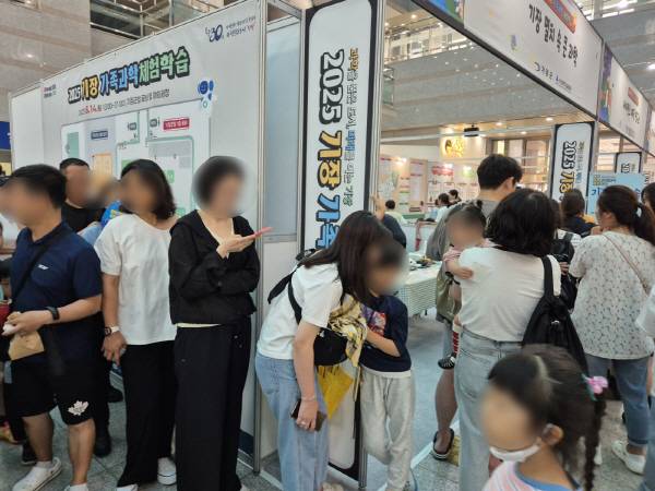 기장군청 로비에서 과학체험 참가들이 길게 줄을 서서 순서를 기다라고 있다. 부산과학기술협의회 제공