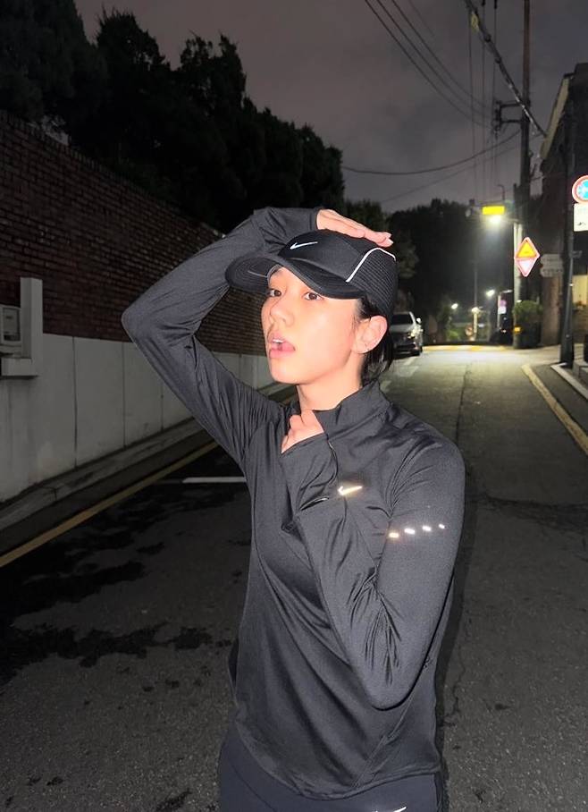 Lee Hye-ri preparing for the "After Dark Tour Seoul 10K" marathon (Instagram)