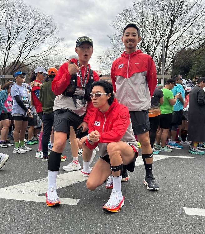 Ryu Jun-yeol (center) at the "Tokyo Marathon 2025" (Instagram)