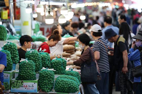 Citizens shop at a traditional market in eastern Seoul on June 9. [NEWS1]