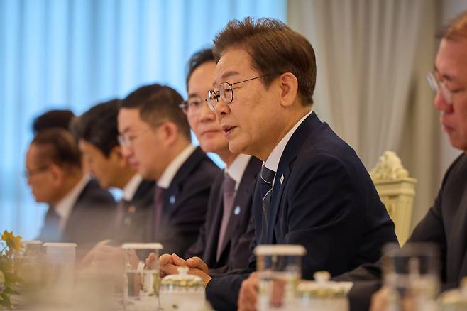 이재명 대통령이 13일 서울 용산 대통령실 청사에서 6경제단체·기업인 간담회를 하고 있다. 대통령실 제공