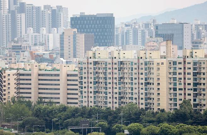 서울 성동구 달맞이공원에서 바라본 강남구 압구정동 아파트의 모습. 연합뉴스