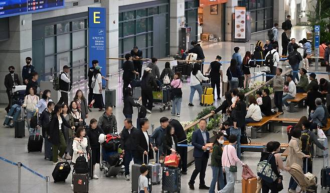 인천국제공항 1터미널 입국장에 연휴 여행을 마치고 귀국한 여행객들로 붐비고 있다. 이한형 기자