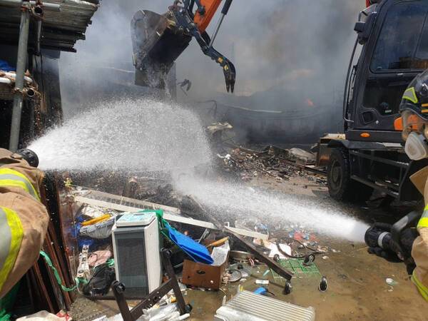 14일 오전 남양주시 진건읍의 한 고물상에서 불이 나 소방당국이 현장을 수습하고 있다. 경기도북부소방재난본부 제공