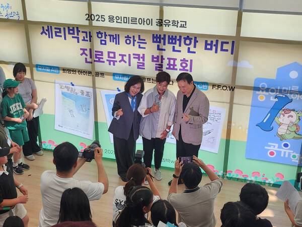 임태희 경기도교육감이 14일 박세리 골프감독(가운데)과 ‘용인 미르아이 공유학교’에 참석했다. 박화선기자