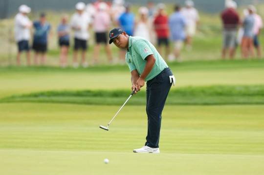 퍼트 시도하는 김시우. 사진[AFP=연합뉴스]