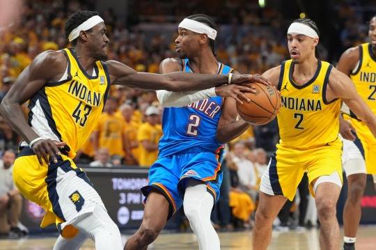 길저스알렉산더 공 빼앗는 시아캄. 사진[AP=연합뉴스]