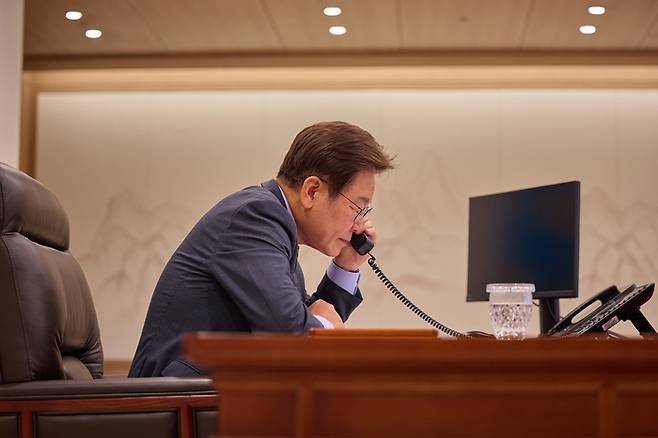 이재명 대통령이 12일 서울 용산 대통령실 청사 집무실에서 앤서니 앨버니지 호주 총리와 전화 통화하고 있다.  [대통령실 제공]