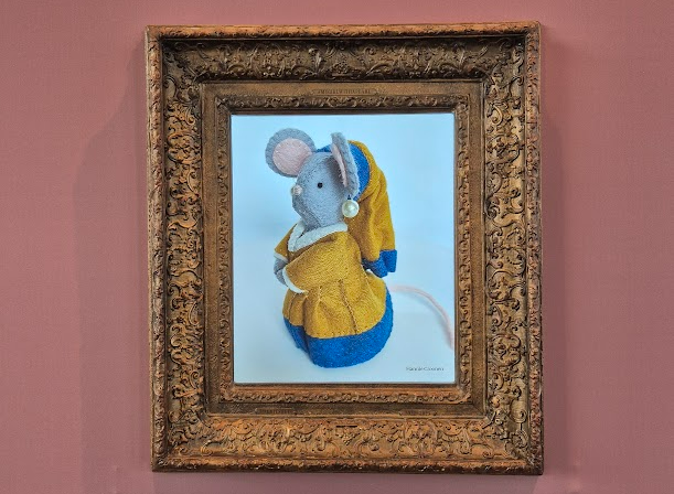 로비에서는 전세계 팬들이 보낸 진주 귀고리 소녀의 다양한 패러디 작품들이 디지털 액자에서 전시된다.  ©김슬기