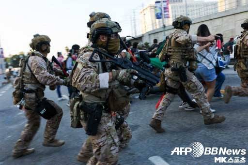 LA 시내에는 불법체류자 단속에 항의하는 시위가 이어지고 있다. 사진(美 로스앤젤레스)=ⓒAFPBBNews = News1