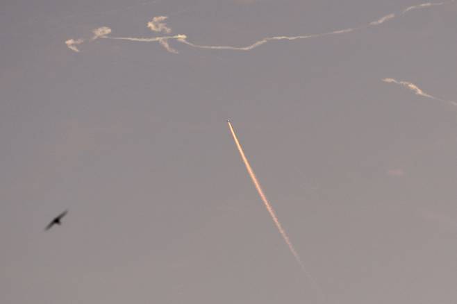 14일(현지시간) 이란이 발사한 미사일을 요격하기 위해 이스라엘 발사체가 비행 중인 모습./로이터=뉴스1