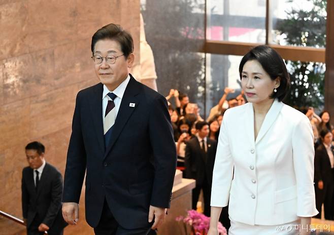 (서울=뉴스1) 국회사진기자단 = 이재명 대통령이 취임 선서를 하기 위해 4일 오전 김혜경 여사와 함께 서울 여의도 국회에 도착해 로텐더홀로 이동하고 있다. 2025.6.4/뉴스1 Copyright (C) 뉴스1. All rights reserved. 무단 전재 및 재배포, AI학습 이용 금지. /사진=(서울=뉴스1) 국회사진기자단