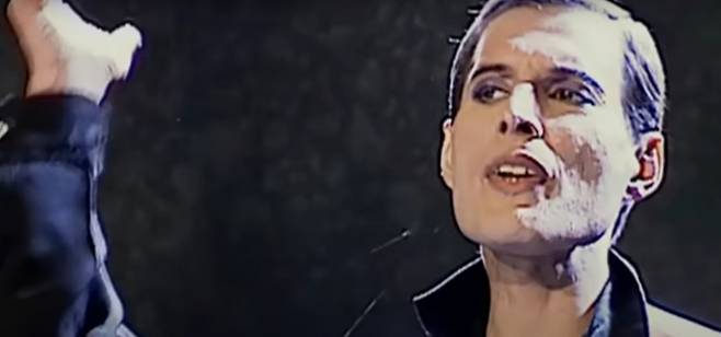 프레디 머큐리가 에이즈 투병 중 노래하는 모습. /사진='영원한 퀸, 프레디 머큐리' 갈무리