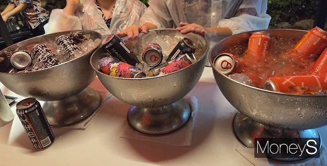 피스마이너스원 하이볼은 독특한 디자인과 맛으로 현장의 눈과 입을 사로잡았다. 사진은 (왼쪽부터) 블랙, 아트, 레드 하이볼. /사진=이동윤 기자